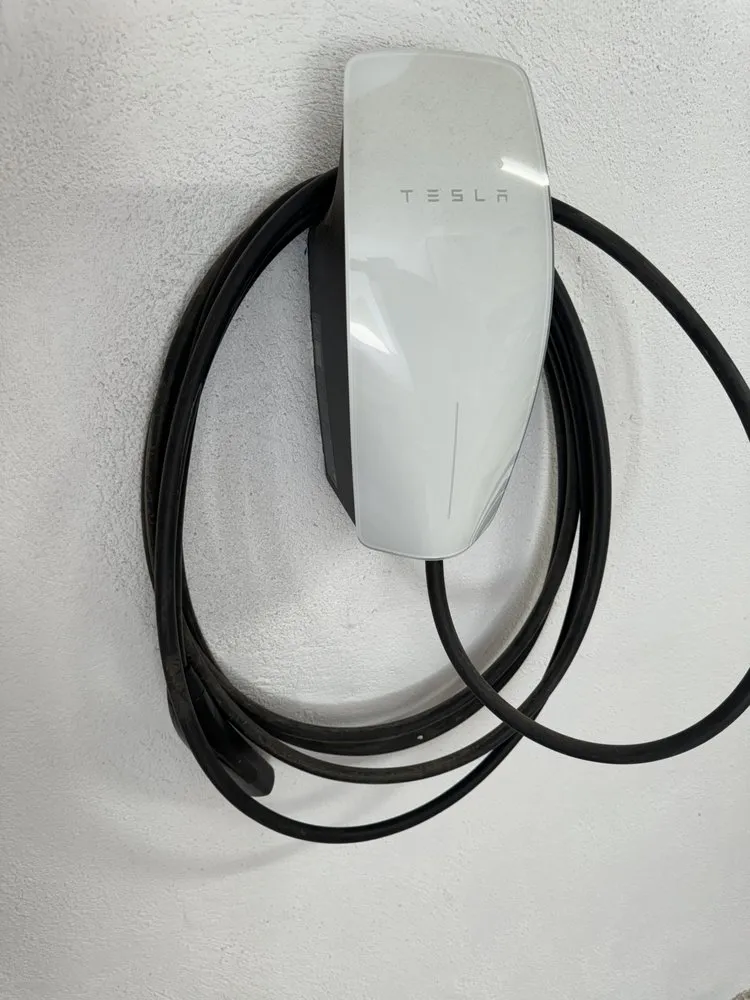 Affordable outlet and switch repair in Reseda, CA by Powerplus Ev Electric