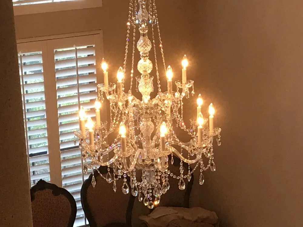 Certified electrician providing circuit breaker repair in , 