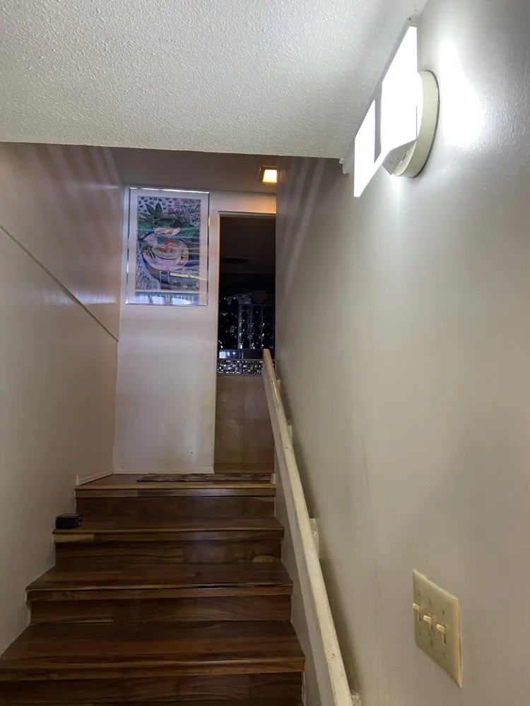 Licensed electrician providing circuit breaker repair in , 