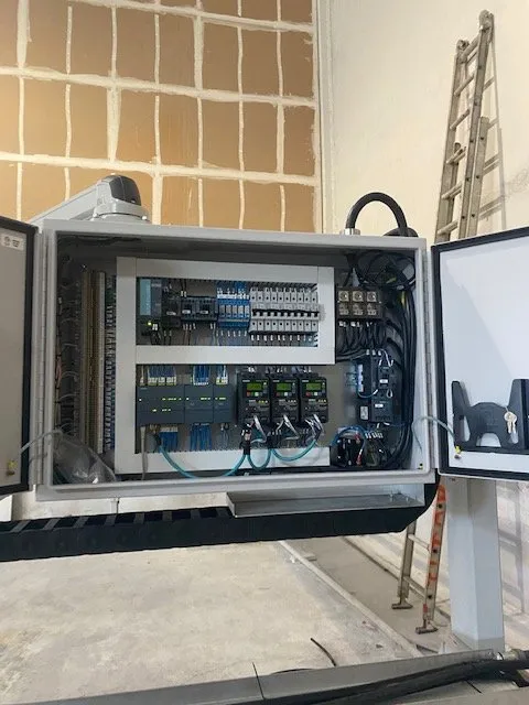 Licensed electrician providing electrical repair in , 