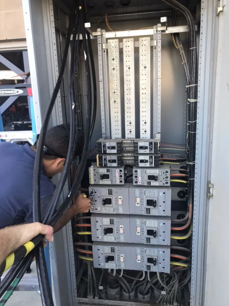 Emergency electrician providing circuit breaker repair in , 