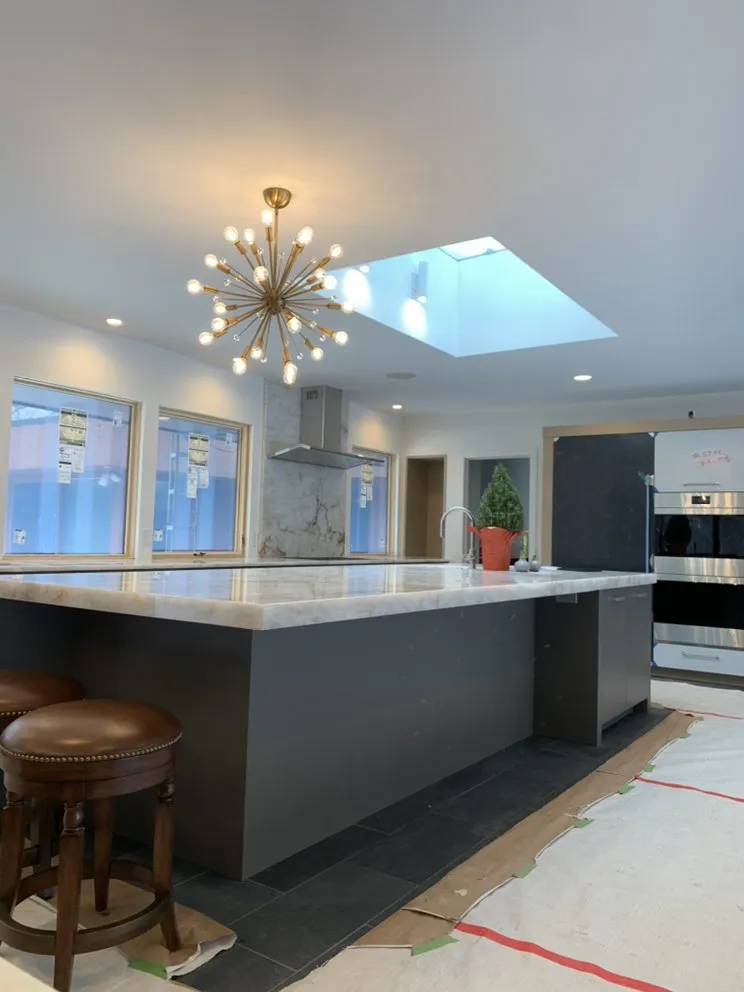 Emergency electrician providing circuit breaker repair in ,