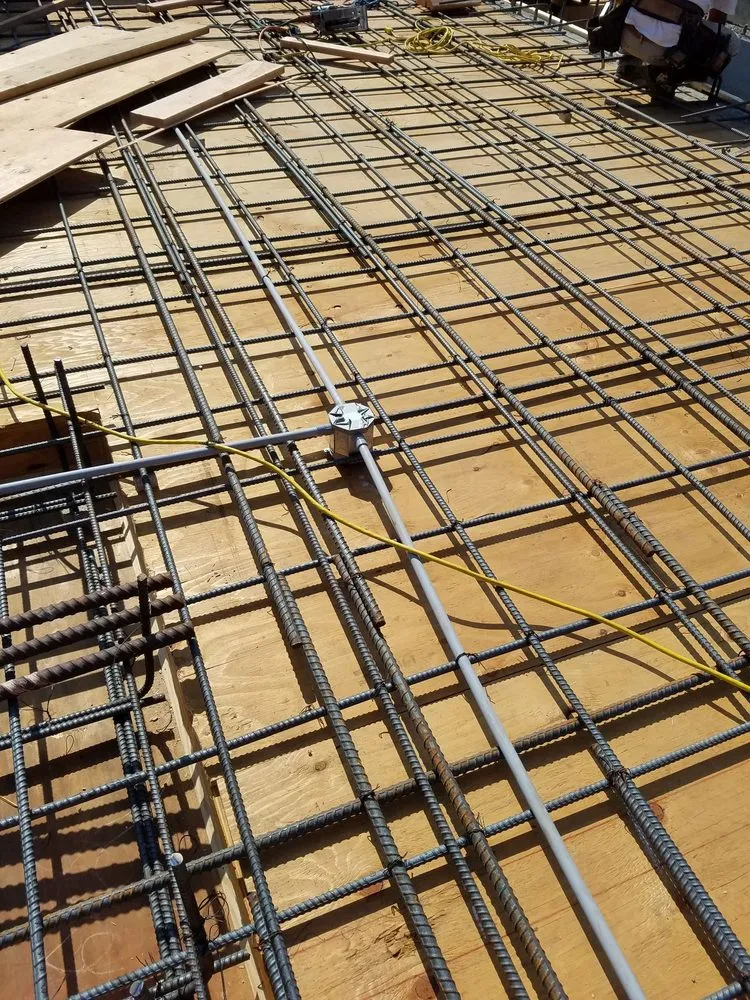 Affordable electrician providing emergency electrical service in , 