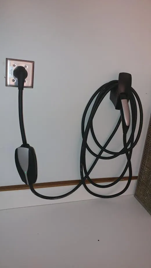 Emergency electrician providing circuit breaker repair in , 