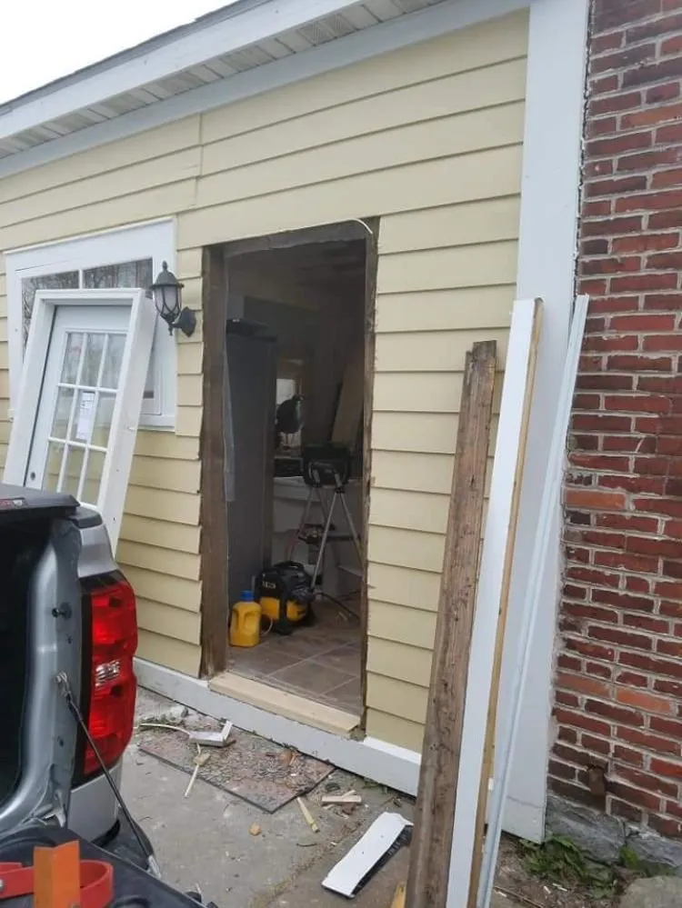 Licensed electrician providing circuit breaker repair in , 