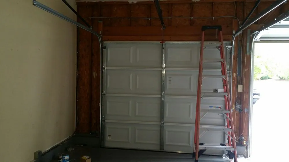 Licensed electrician providing electrical repair in , 