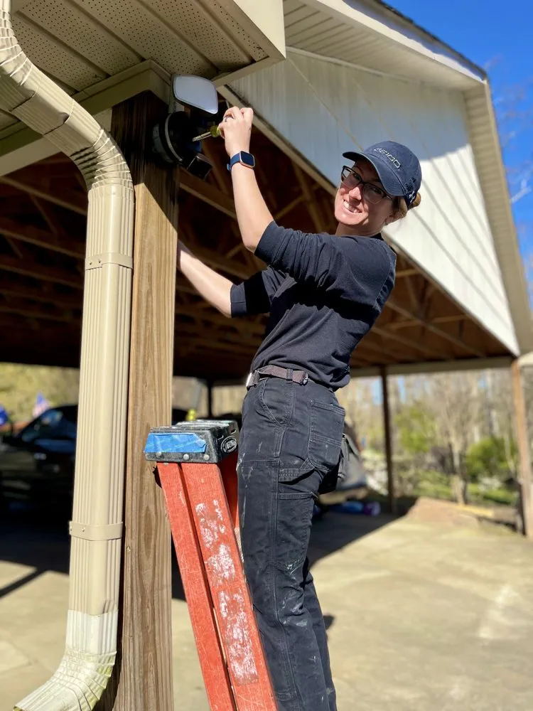 Licensed electrician providing electrical repair in , 