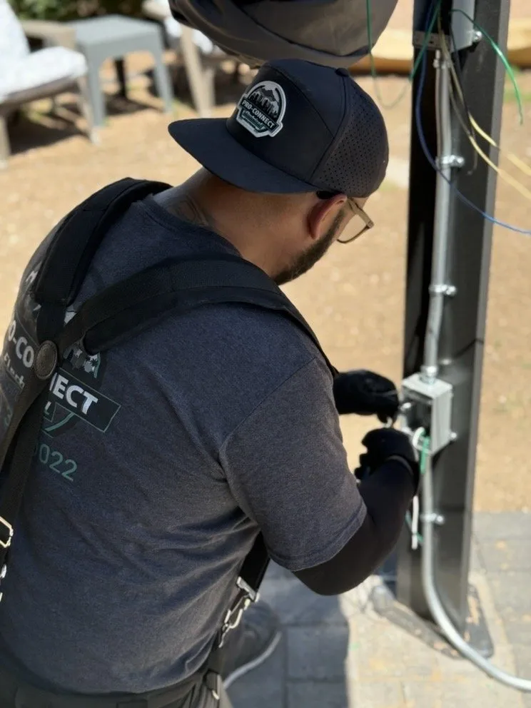 Emergency electrician providing electrical repair in ,