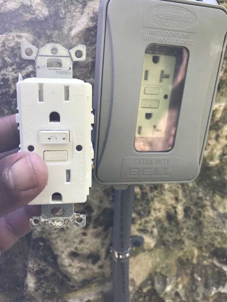 Licensed electrical service for homes in lighting installation,  by 