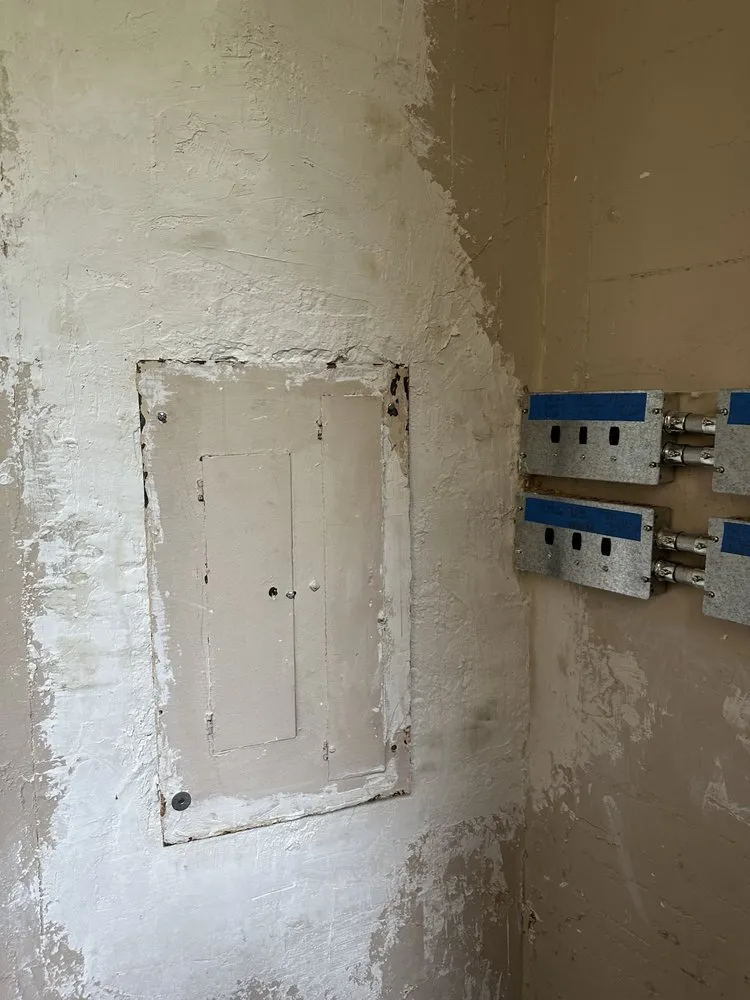 Licensed electrician providing electrical repair in ,