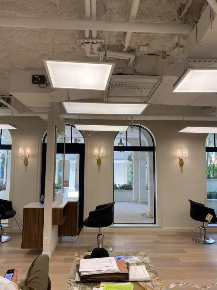 Emergency electrician providing circuit breaker repair in , 