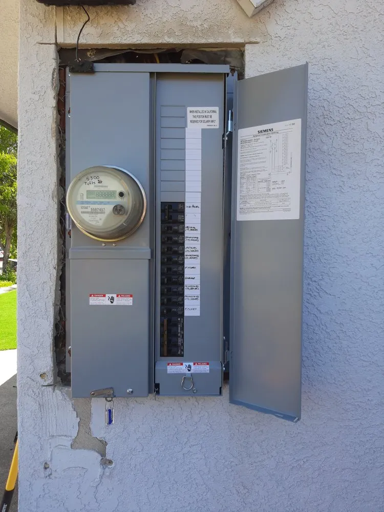 Certified electrician providing circuit breaker repair in , 