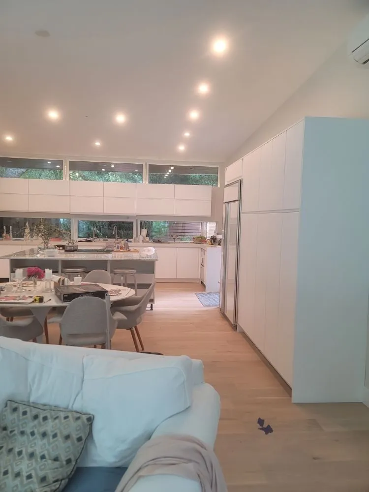 Trusted electrician providing circuit breaker repair in , 