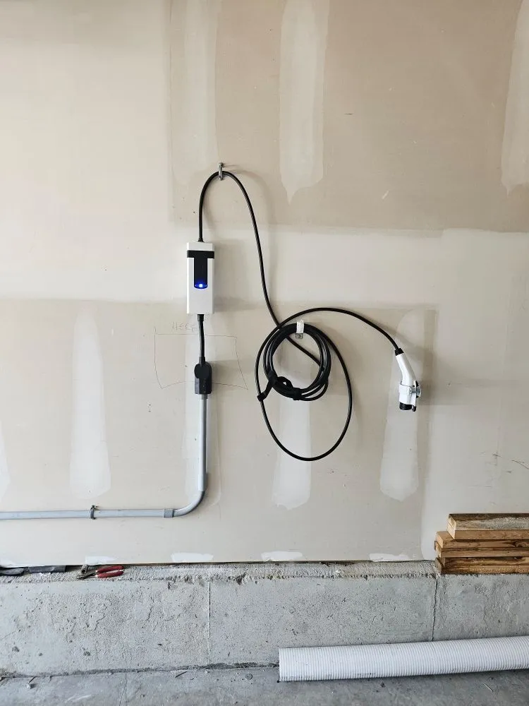 Trusted electrician providing electrical repair in , 