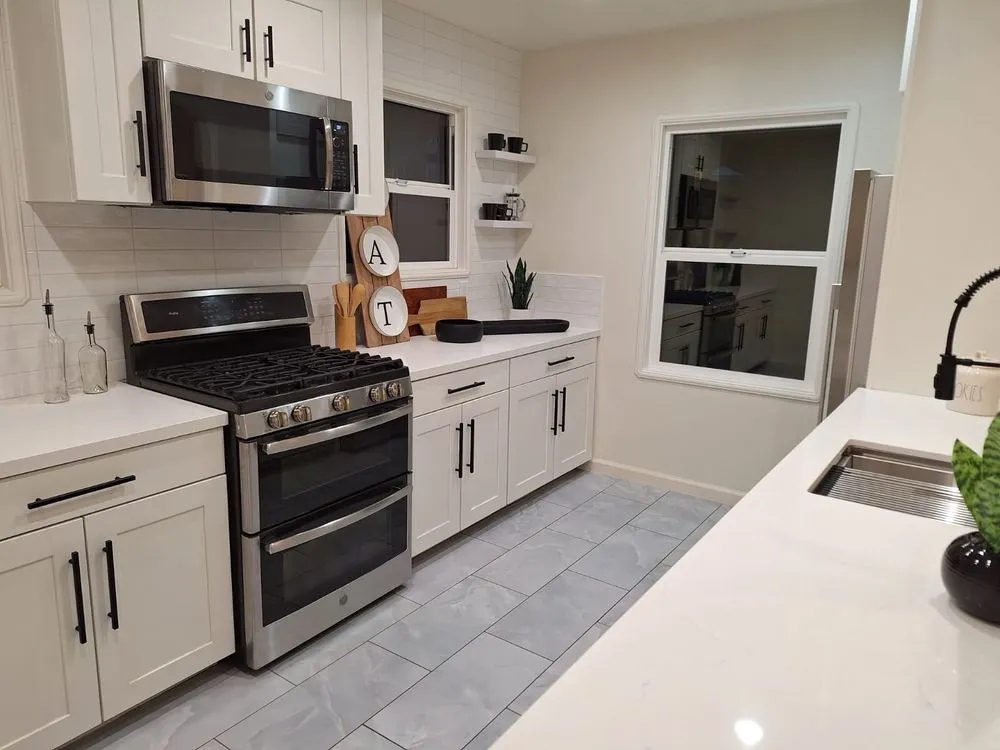 Certified electrician providing emergency electrical service in , 