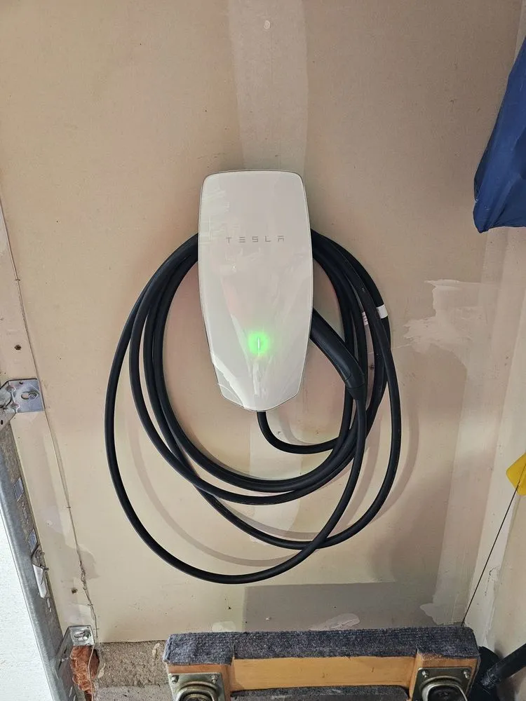 Professional electrician providing electrical repair in ,