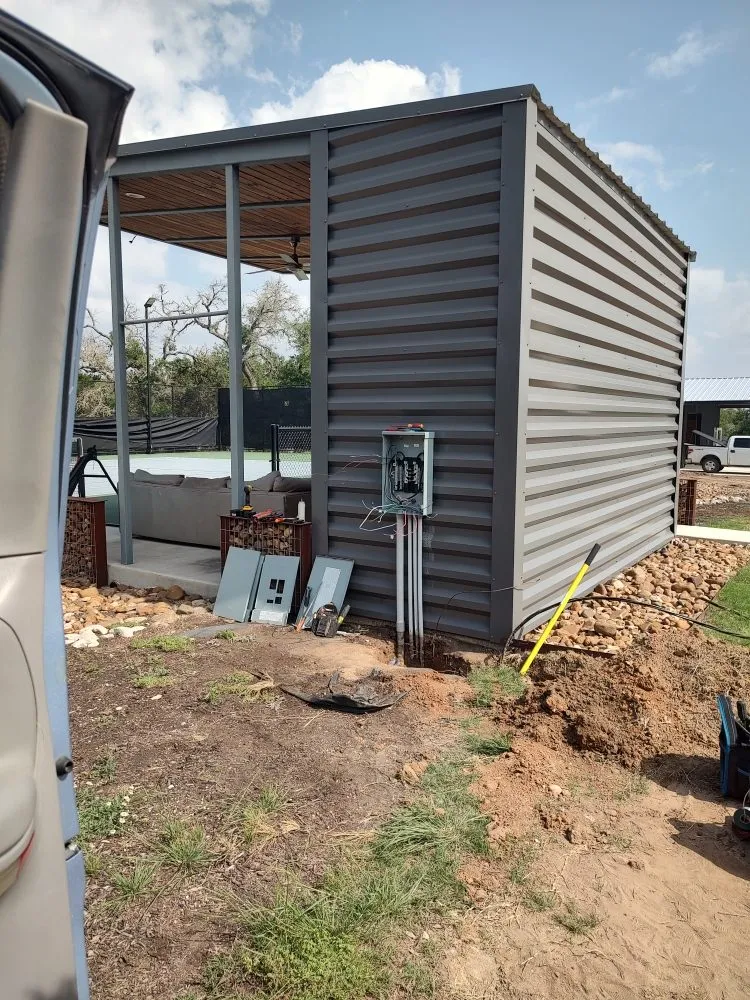 Licensed electrician providing electrical repair in , 