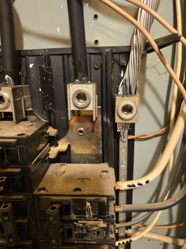 Certified electrician providing electrical repair in , 