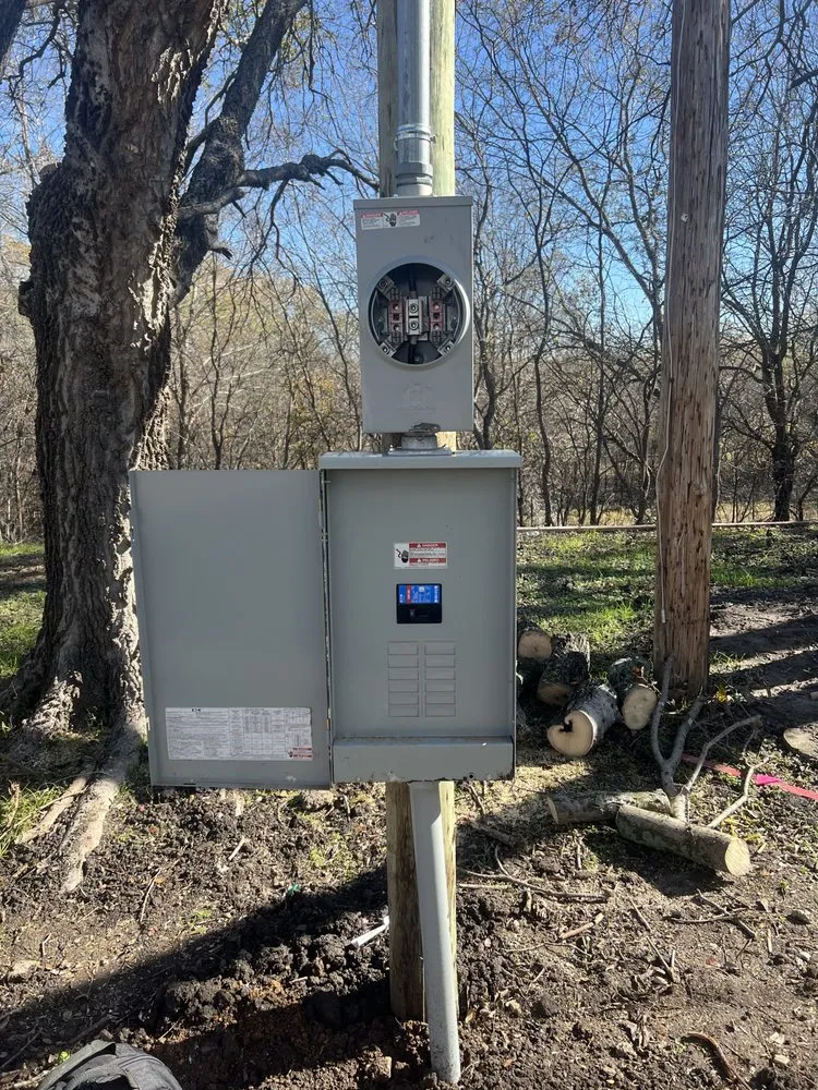 Licensed electrician providing electrical repair in , 