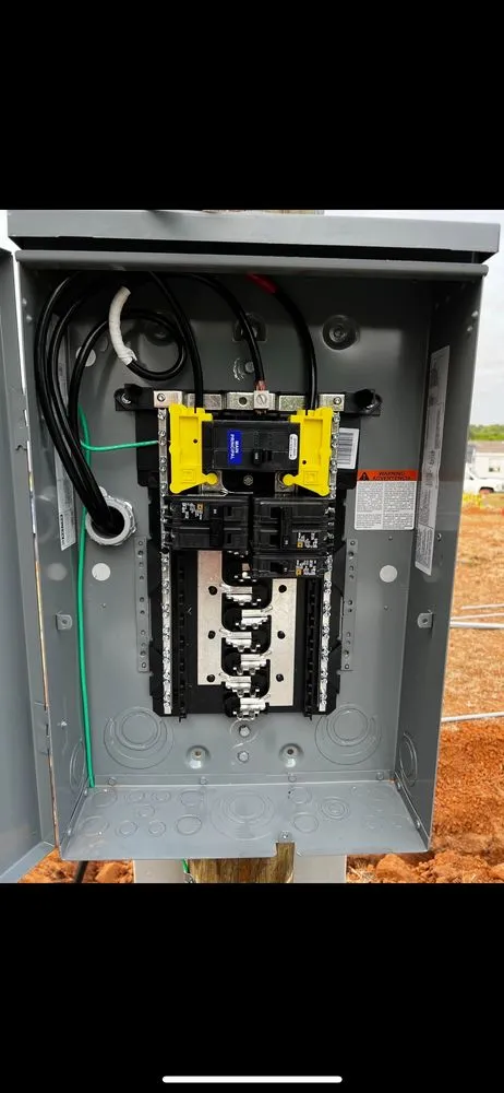 Licensed electrical service for homes in lighting installation,  by 