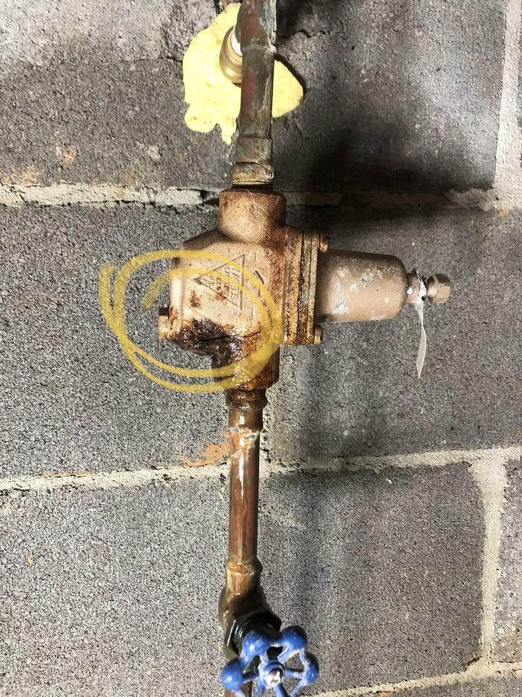 Emergency electrician providing circuit breaker repair in , 