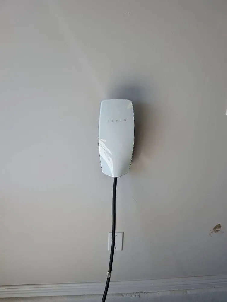 Certified electrician providing lighting installation in , 