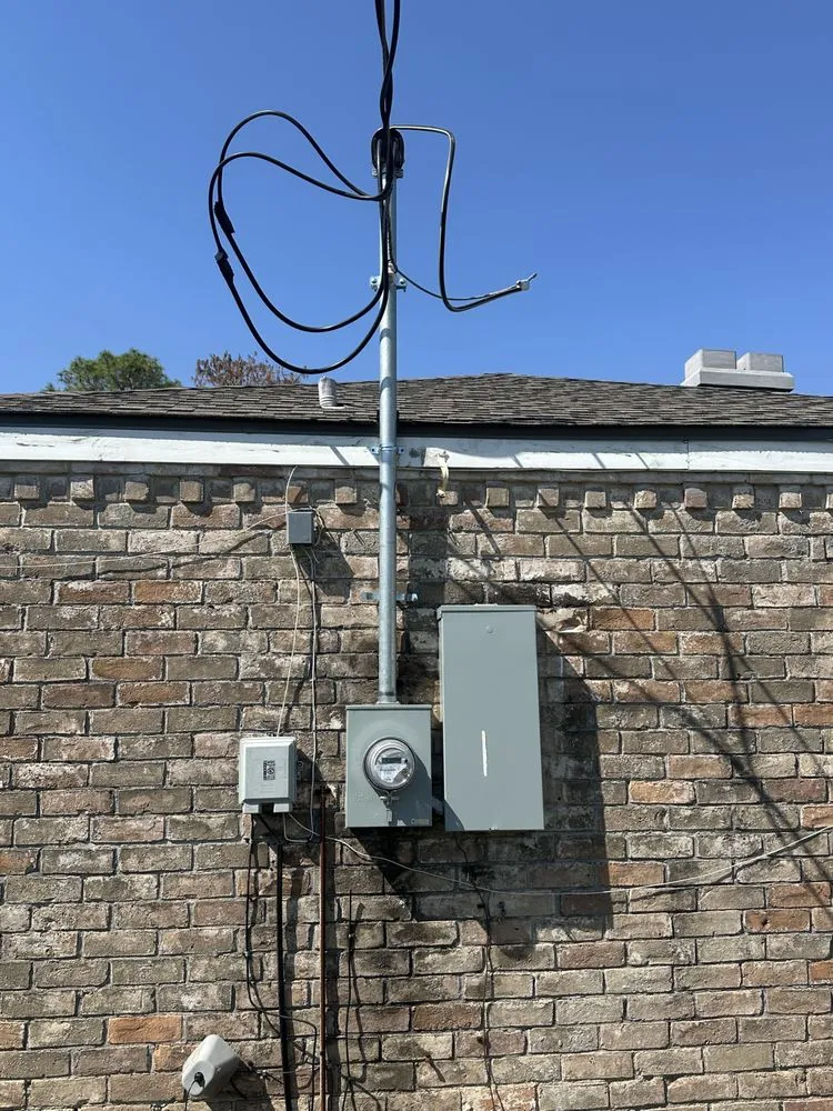 Expert electrician providing outlet and switch repair in Houston Heights, TX - QJ.Electric