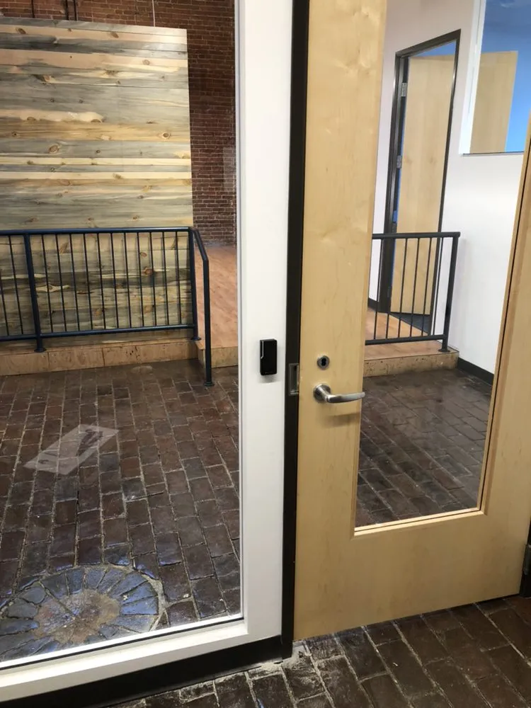 Emergency electrician providing circuit breaker repair in ,