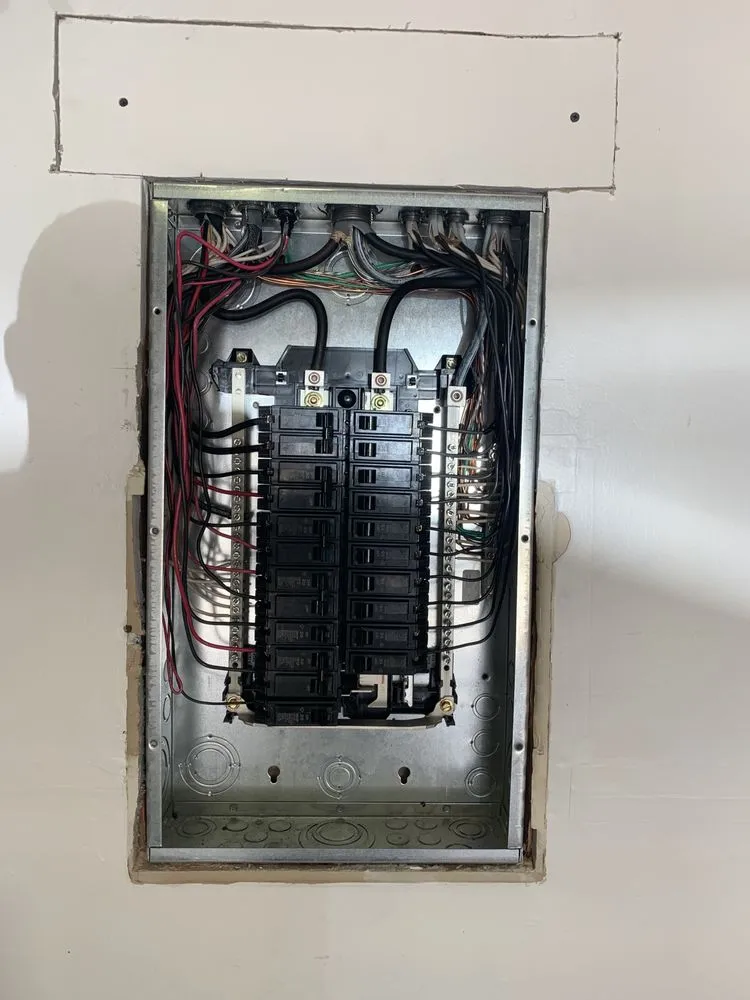 Certified electrician providing circuit breaker repair in , 