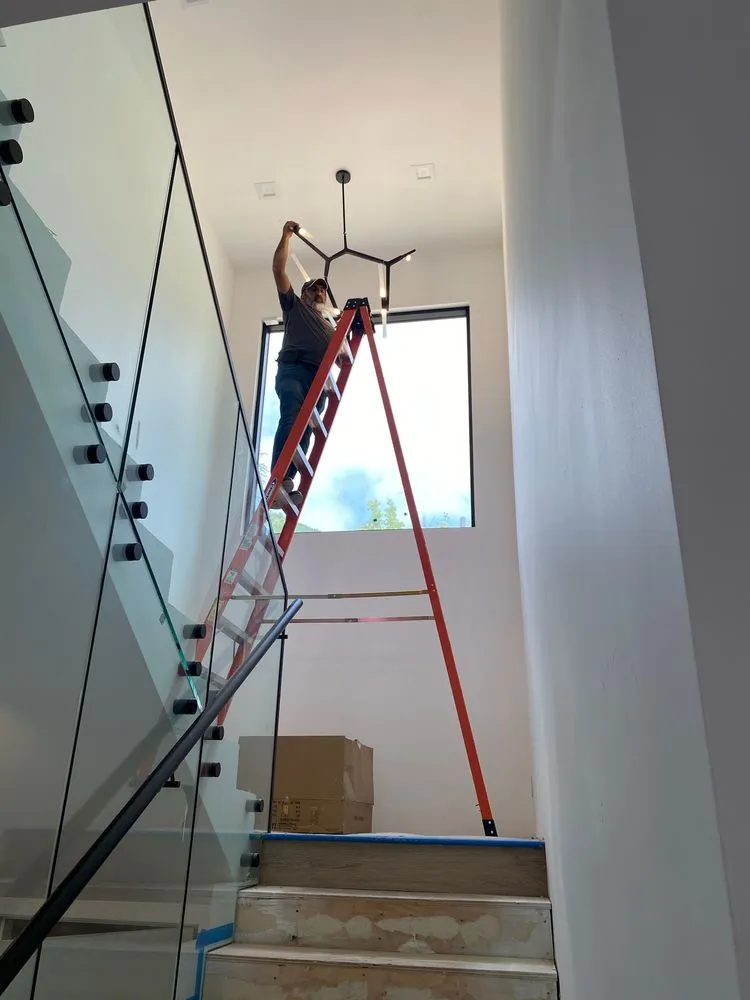 Trusted electrician providing emergency electrical service in La Crescenta, CA - R Power Services