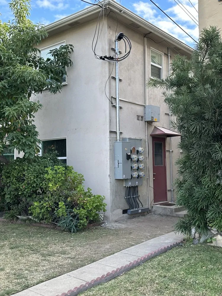 Affordable electrician providing emergency electrical service in La Crescenta, CA - R Power Services