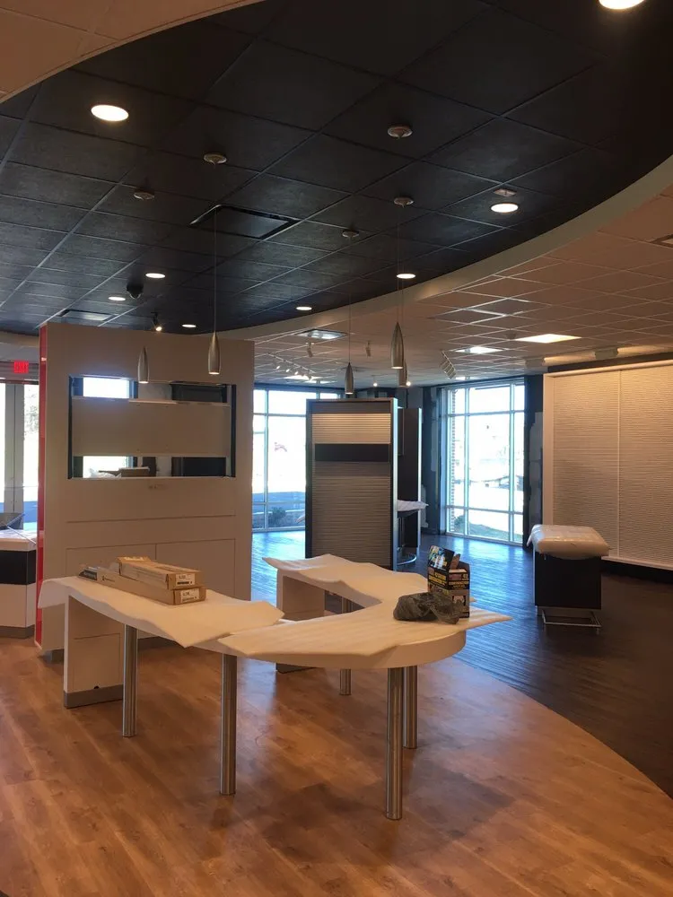 Licensed electrician providing emergency electrical service in , 