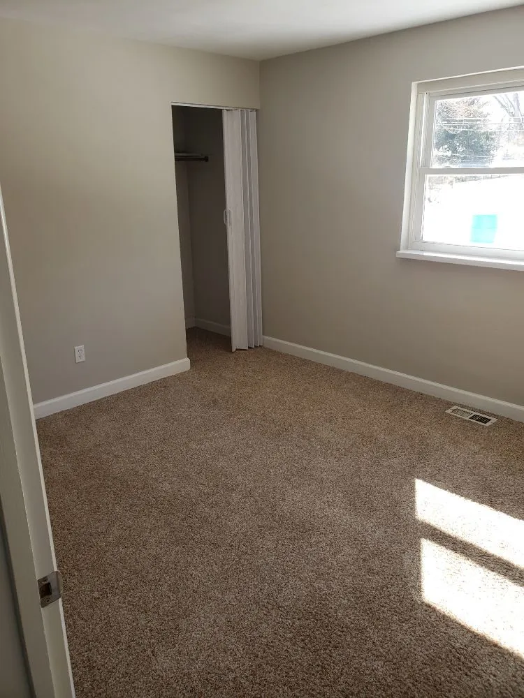 Professional electrician providing electrical repair in , 