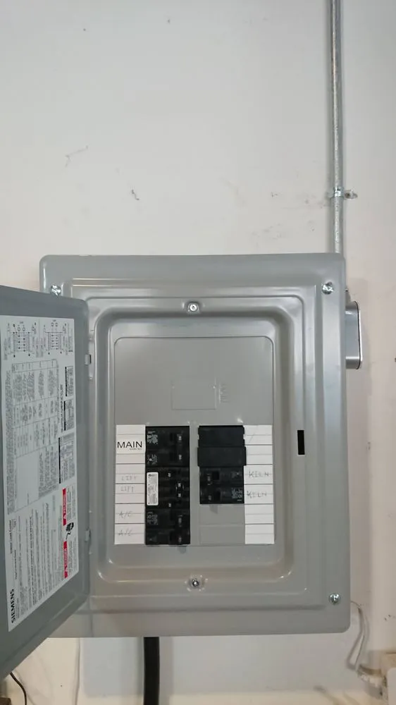 Certified electrician providing emergency electrical service in , 