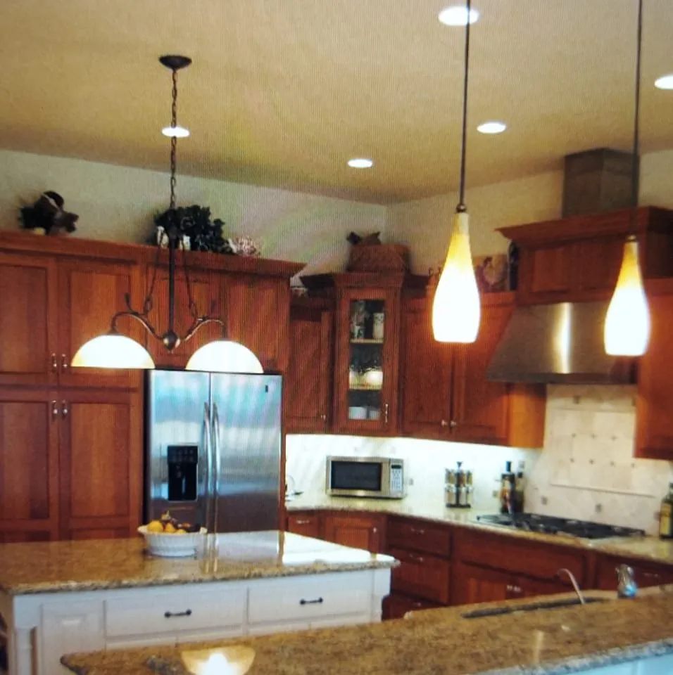 Affordable electrician providing emergency electrical service in ,