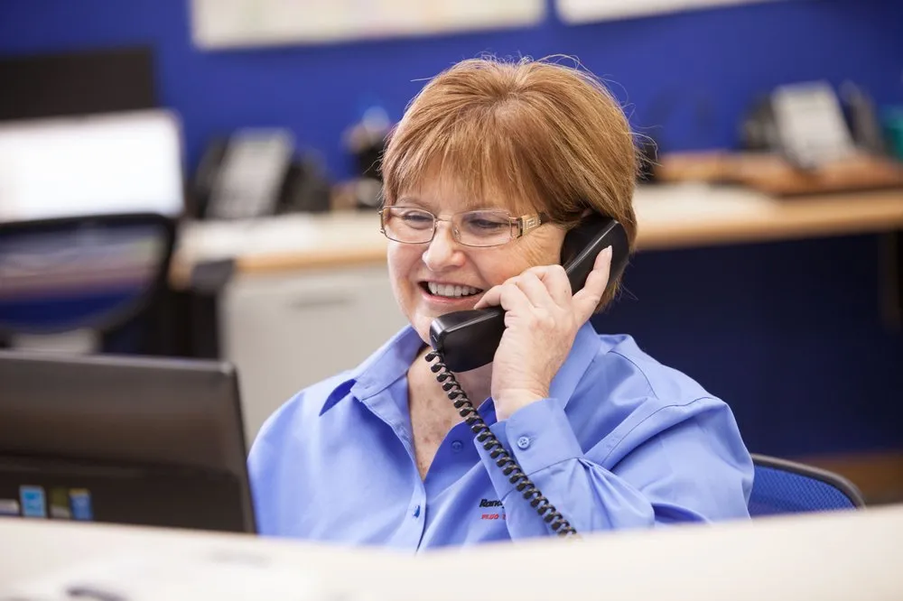 Licensed electrician providing circuit breaker repair in , 