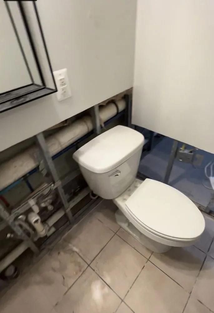 Affordable electrician providing emergency electrical service in Melrose Park, PA - RB Construction & Design