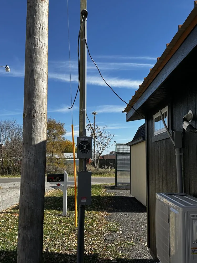 Emergency electrician providing emergency electrical service in , 