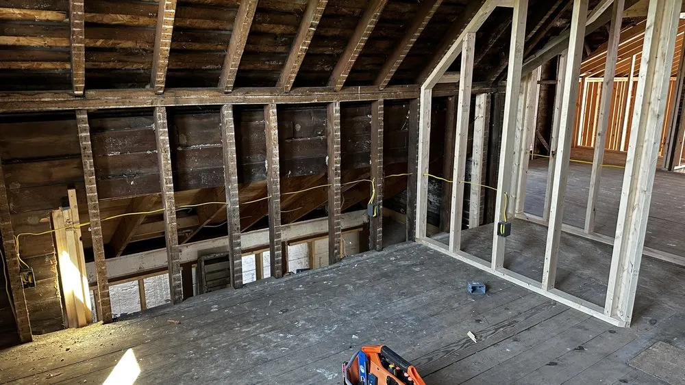 Expert electrician providing electrical repair in , 