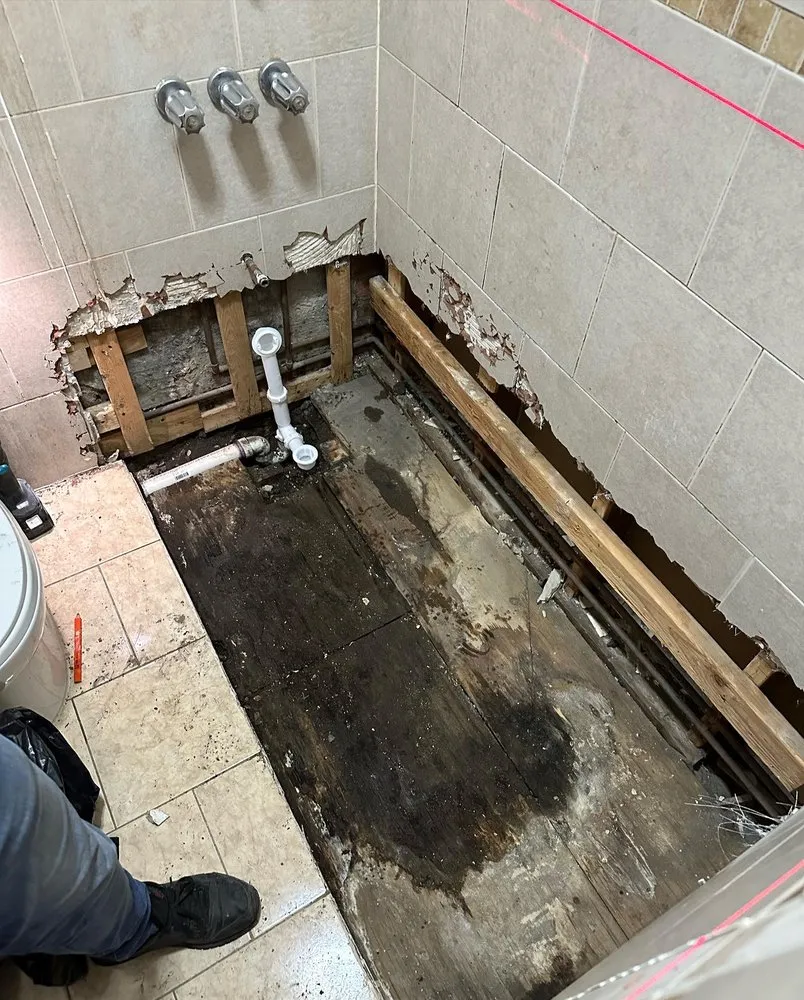 Professional electrician providing emergency electrical service in , 