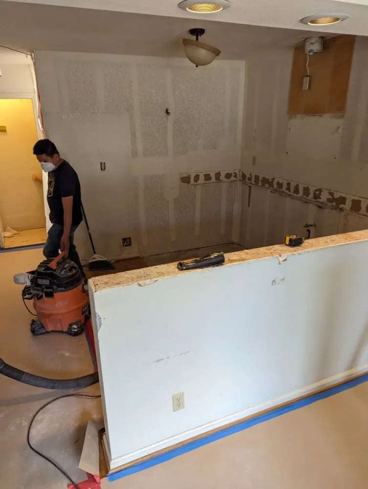 Licensed electrician providing circuit breaker repair in ,