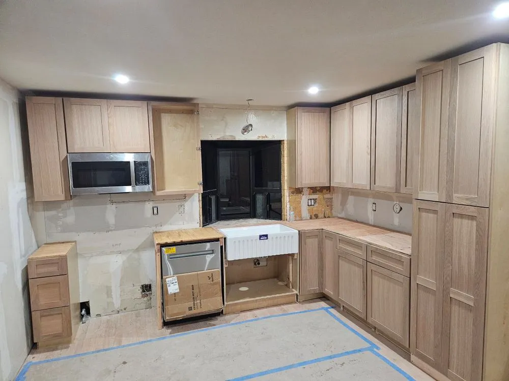 Expert electrician providing emergency electrical service in , 