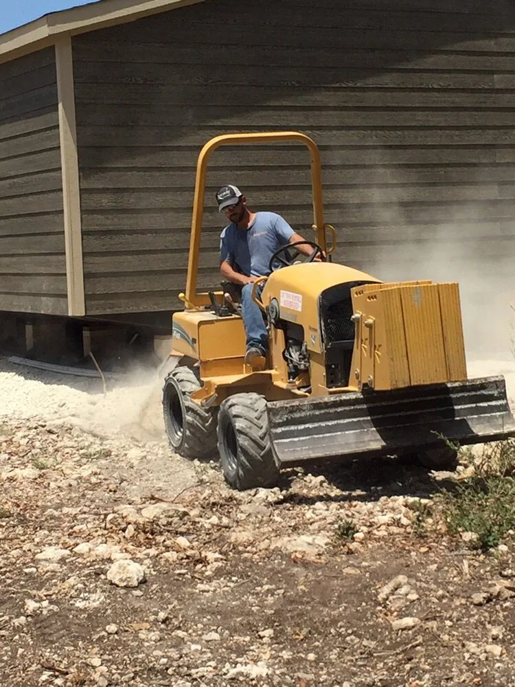 Emergency electrician providing circuit breaker repair in , 