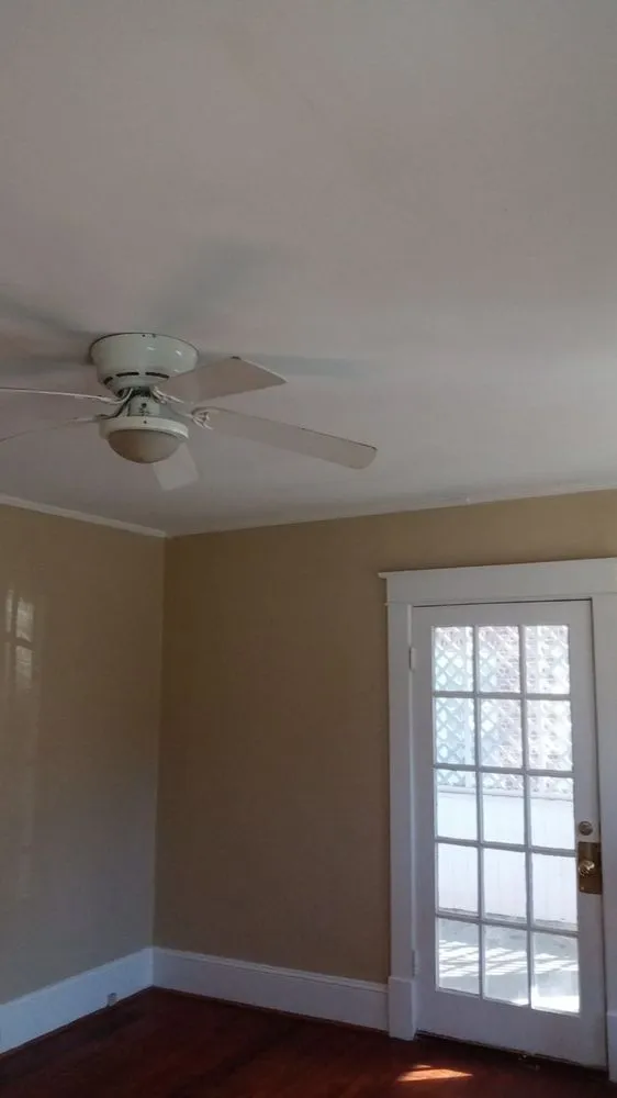 Affordable electrician providing emergency electrical service in , 