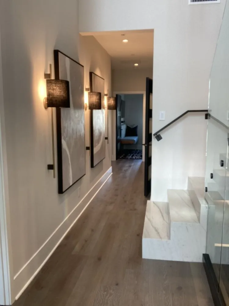 Licensed electrician providing emergency electrical service in , 