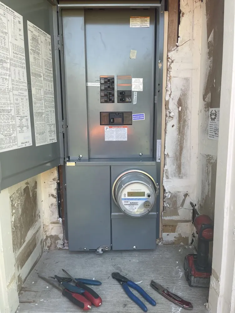 Affordable electrician providing circuit breaker repair in , 