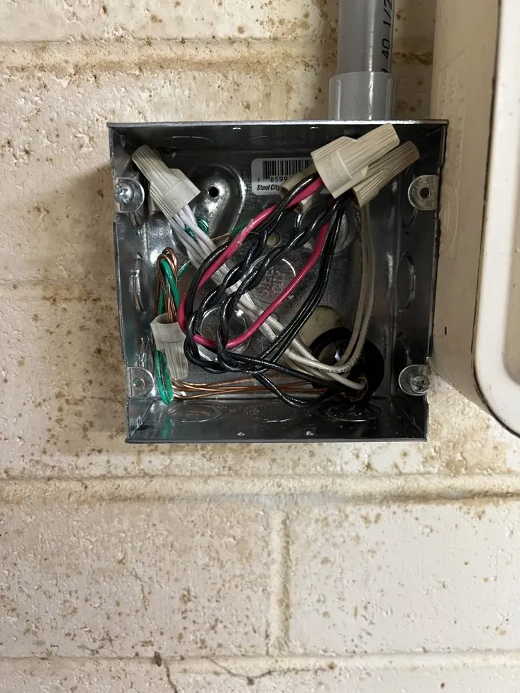 Professional electrician providing circuit breaker repair in , 