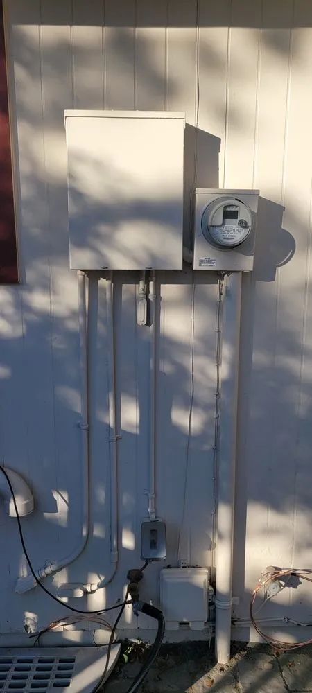 Affordable electrician providing emergency electrical service in ,