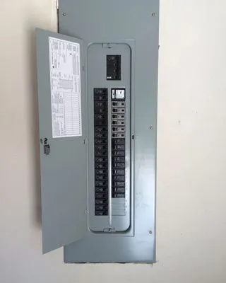 Results Electrician Logo