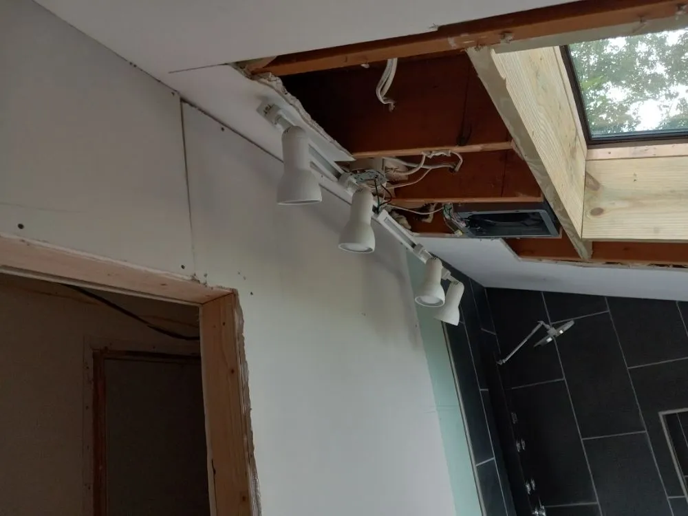 Licensed electrical service for homes in lighting installation,  by 